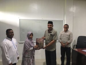 PAYA LIPAH – Kabar bahagia datang dari mahasiswa pascasarjana Institut Agama Islam (IAI) Almuslim Aceh yang beberapa waktu lalu mewakili kabupaten Bireuen keluar sebagai juara dalam seleksi Musabaqah Tilawatil Quran (MTQ) Korps Pegawai Republik Indonesia (Korpri) Aceh tahun 2023. MTQ Korpri Aceh yang berlangsung 13-17 November 2023 digelar Aula Kantor Dinas Syariat Islam Aceh ini diikut oleh Ajamunzalifah SAg yang saat ini tercatat sebagai mahasiswi aktif pascasarjana program studi Pendidikan Agama Islam (PAI) IAI Almuslim Aceh sekaligus mewakili sebagai utusan kabupaten Bireuen. Rektor IAI Almuslim Aceh Dr Nazaruddin MA mengaku bangga, bahwa prestasi mahasiswa di Kampus Paya Lipah terus bermunculan ke publik. “Beberapa waktu lalu mahasiswa sarjana dari prodi pendidikan bahasa Arab yang menjadi juara di nasional, kini kabar bahagia juga muncul dari mahasiswa pascasarjana. Tentu kita bangga, dan ini menjadi raihan prestasi bagi IAI Almuslim Aceh untuk nama baik kampus,” ujarnya, Ahad, 10 Desember 2023 yang didampingi Wakil Rektor III Bidang Kemahsiswaan, Alumni dan Kerja Sama Anwar Ebtadi MA. Dalam kesempatan tersebut, Rektor juga memberikan bingkisan kepada Ajamunzalifah sebagai bentuk apresiasi dari kampus atas prestasi yang berhasil diraihnya, yakni juara 1 pada cabang Hifzil Quran juz 30 putri yang berhasil mengumpulkan poin atau nilai tertinggi 98,5. “Ini hanya hadiah kecil dan sebagai bentuk apresiasi dari kami, semoga menjadi cenderamata dan juga motivasi bagi mahasiswa pasca lainnya untuk dapat mengharumkan nama kampus,” tutur Nazaruddin disela-sela memberikan bingkisan yang juga turut disaksikan oleh Direktur Pascasarjana Dr Dhiauddin MPd.