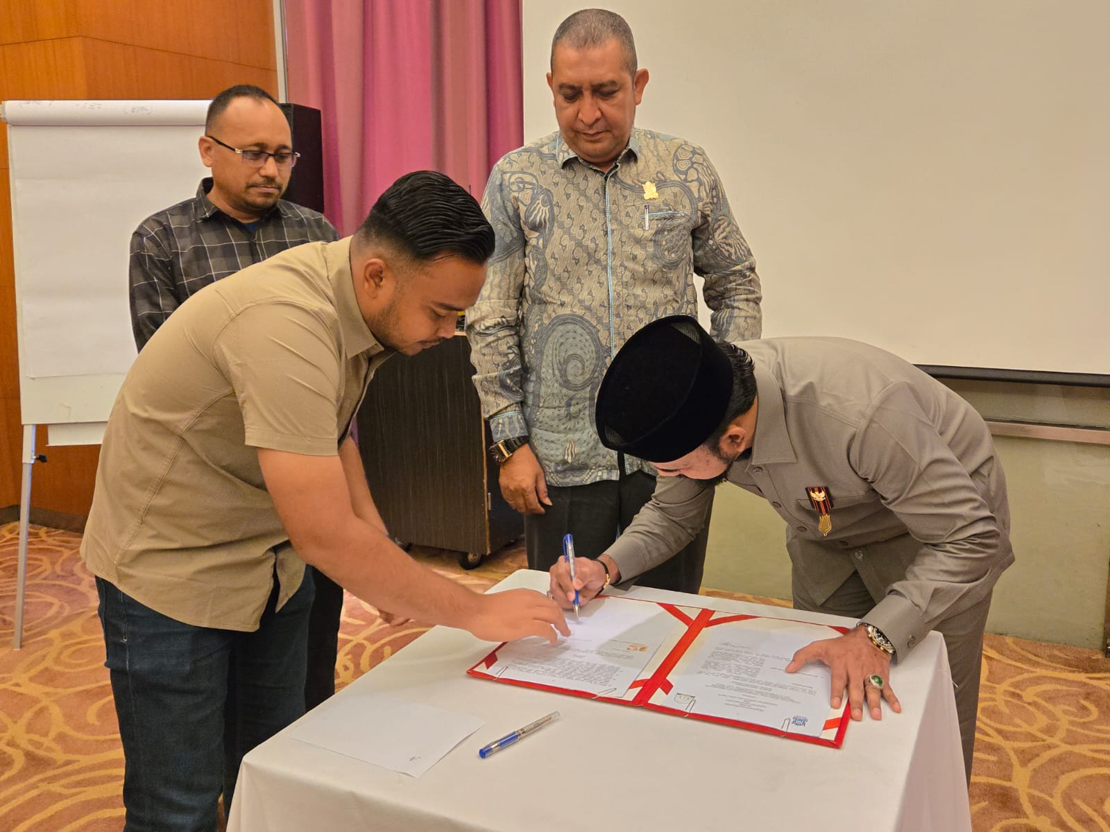 Rektor UIA Dr Nazaruddin MA bersama Bupati Aceh Timur, Iskandar Usman Al-Farlaky SHI MSi usai melakukan MoU dan PKS di Medan